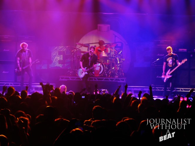 5SOS Live from the Jingle Bash